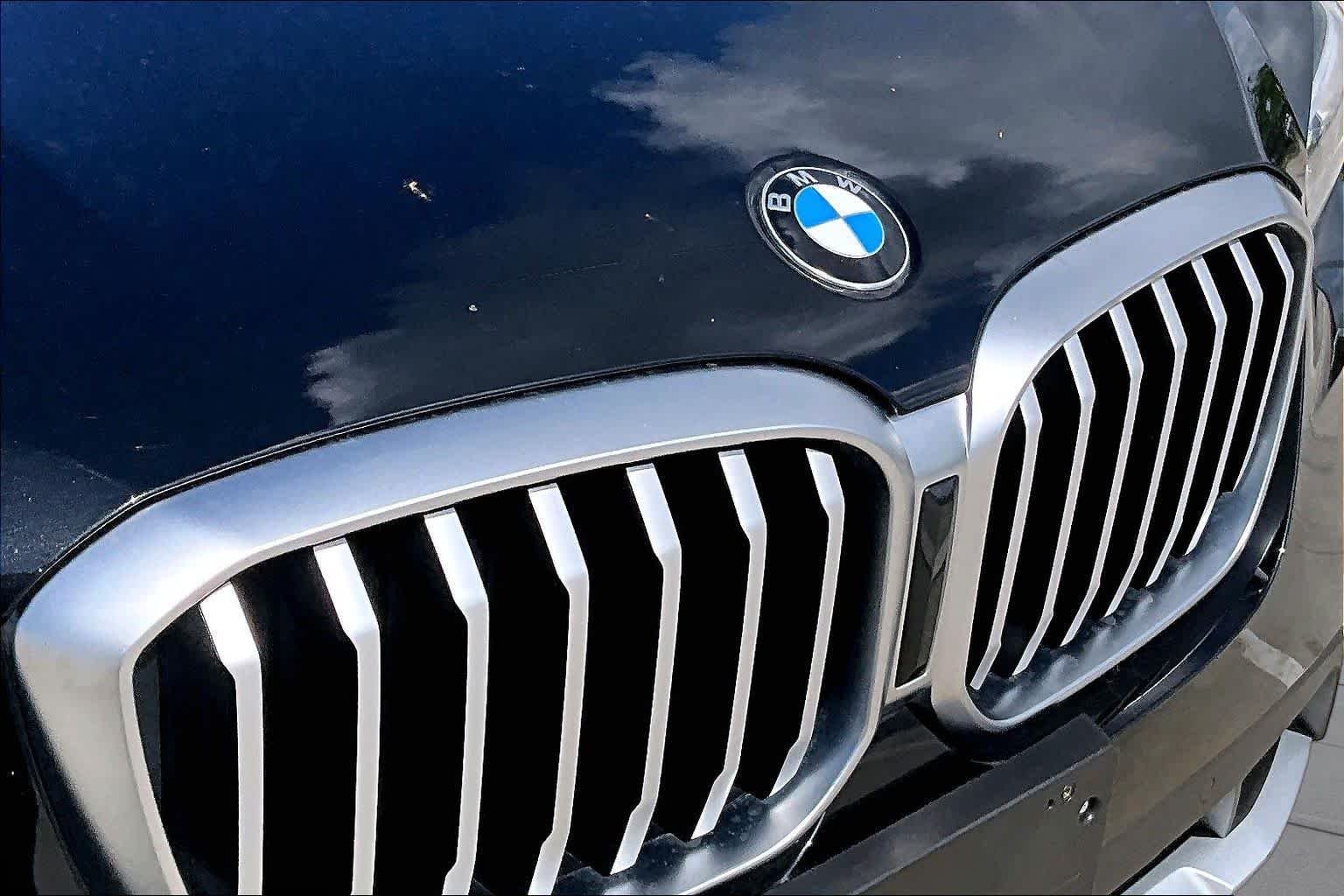 Used 2022 Black Sapphire Metallic BMW sDrive30i image 29