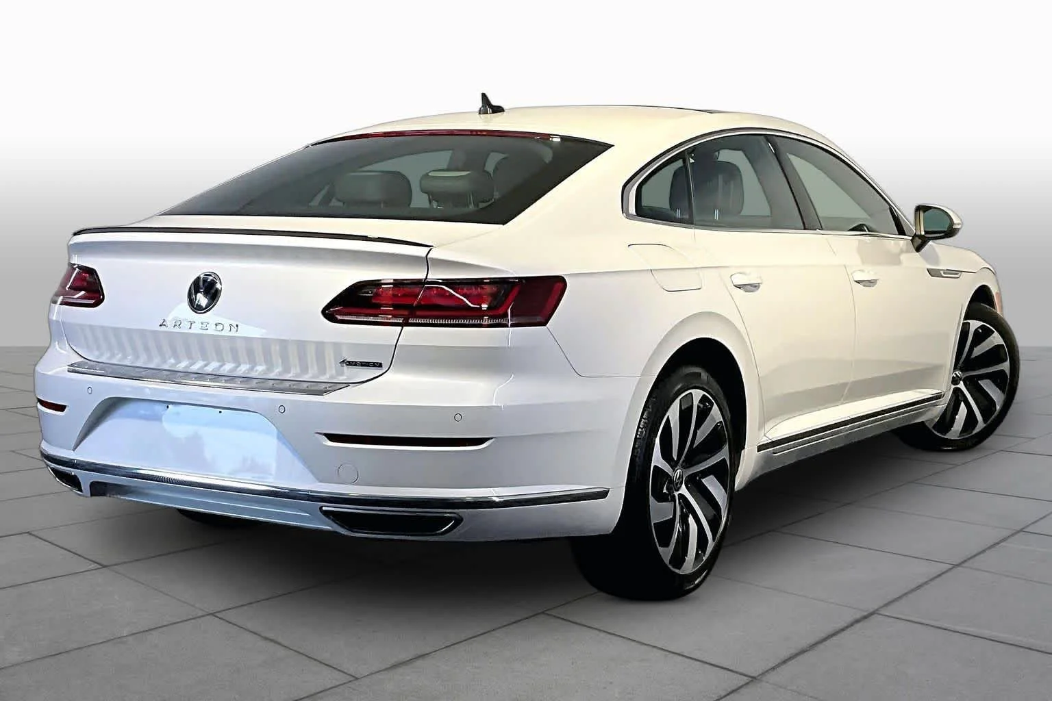 Used 2022 Oryx White Pearl Volkswagen SEL R-Line image 13