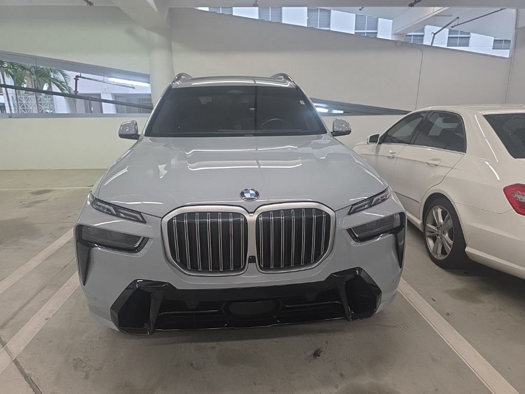 Used 2024 Gray BMW xDrive40i image 2
