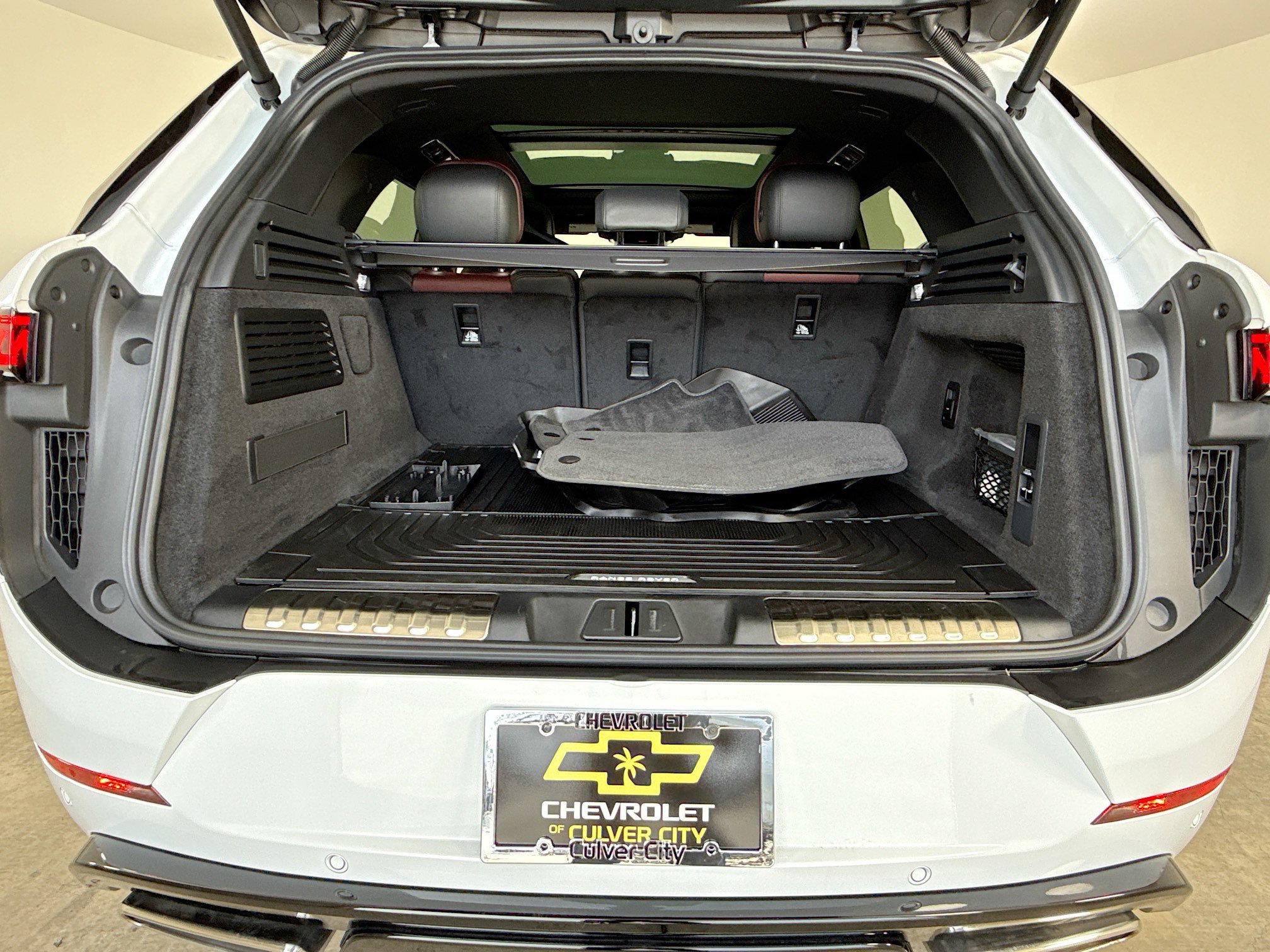 Used 2025 White Land Rover Dynamic SE image 28