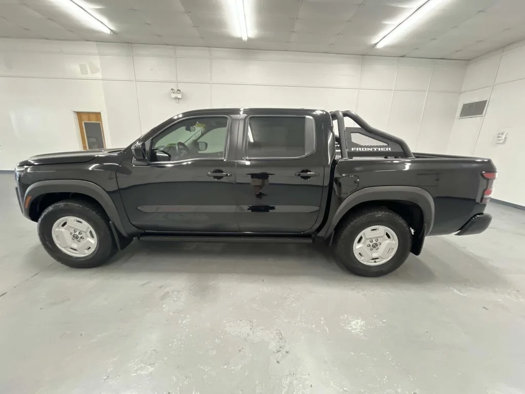 Used 2024 Super Black Nissan SV Crew Cab Hardbody Package image 5