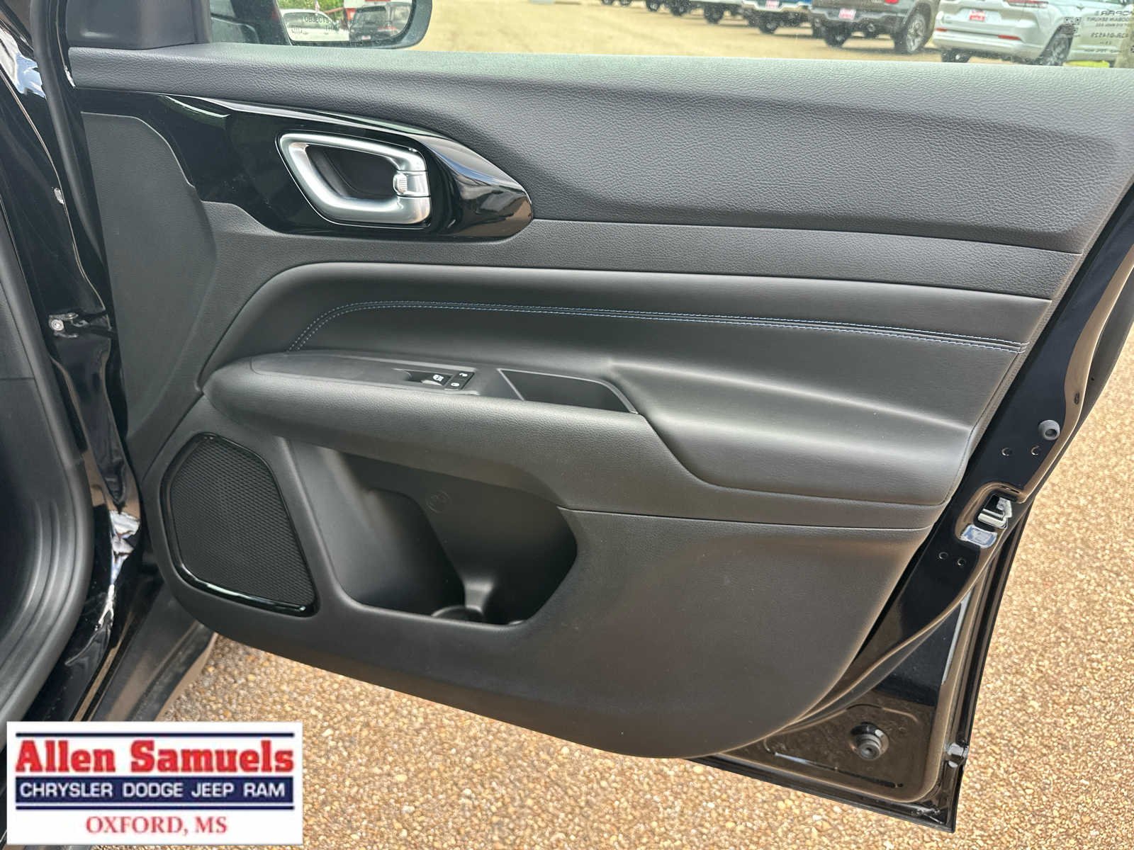 New 2026 Diamond Black Crystal Pearl-Coat Exterior Paint Jeep Latitude image 39