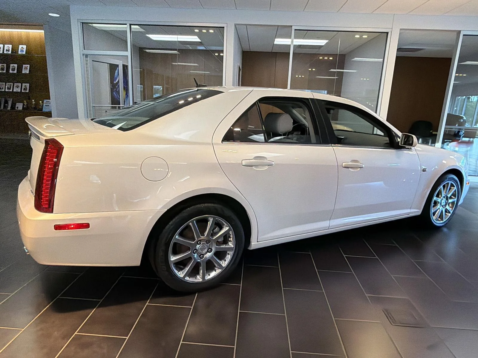 Used 2005 White Diamond Cadillac 4DR SDN V8 image 6
