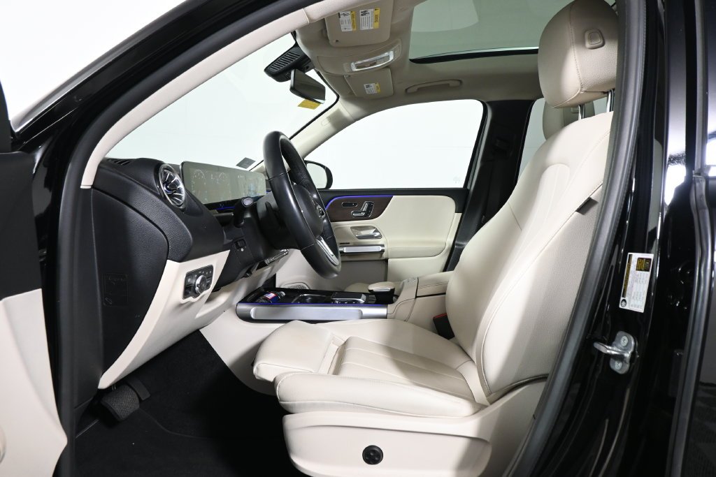 Used 2023  Mercedes-Benz GLB 250 image 3