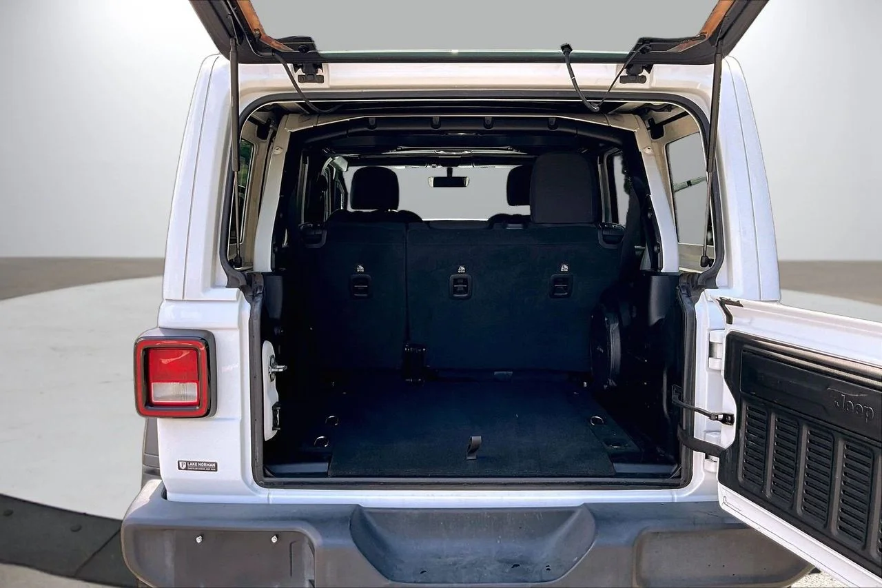 Used 2022 White Jeep Sport S image 25