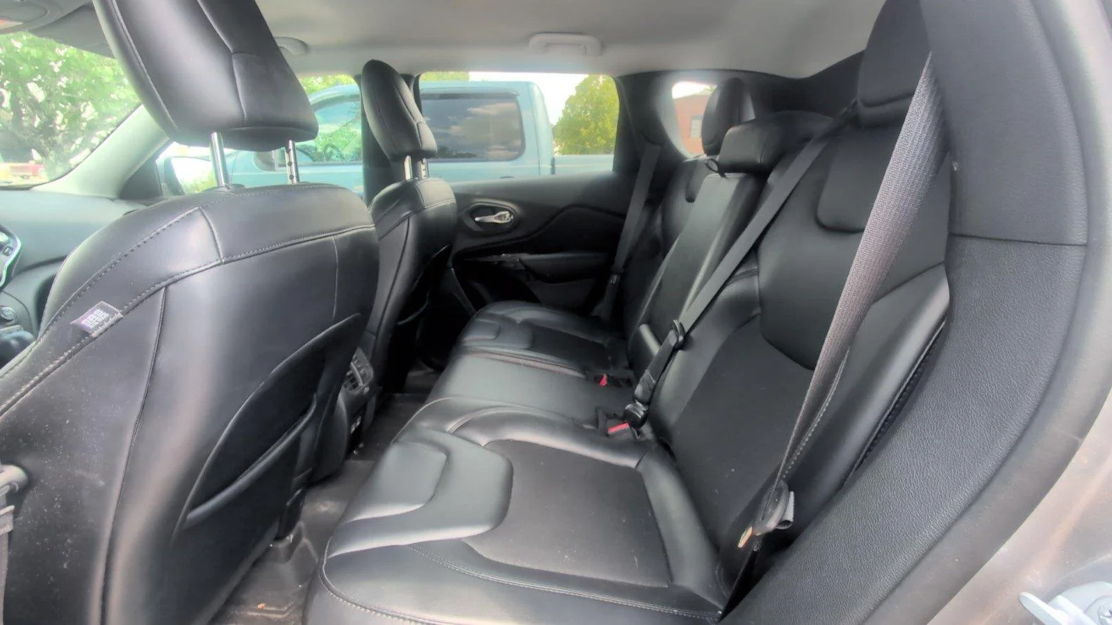 Used 2021 Diamond Black Crystal Pearlcoat Jeep Altitude image 4