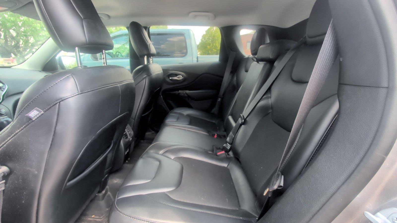 Used 2021 Diamond Black Crystal Pearlcoat Jeep Altitude image 4
