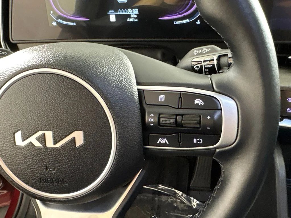 Used 2025 Red Kia X-Line image 31