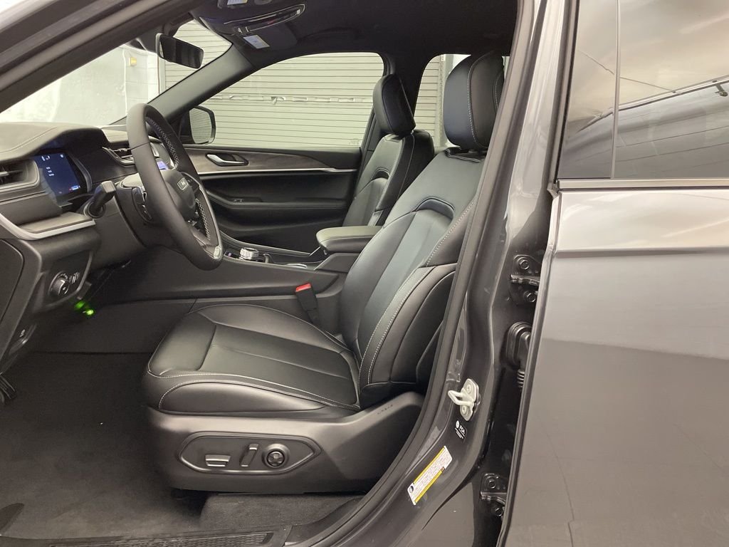 New 2025 Baltic Gray Metallic Clear-Coat Exterior Paint Jeep Limited image 15
