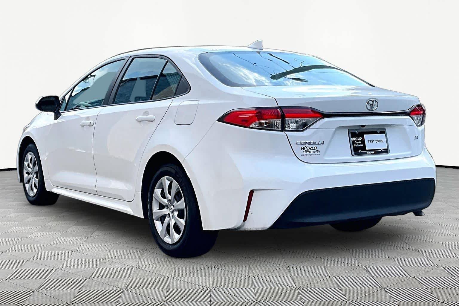 Used 2025 Ice Cap Toyota LE image 11