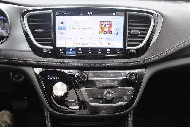 2026 Chrysler Pacifica Limited - Photo 18
