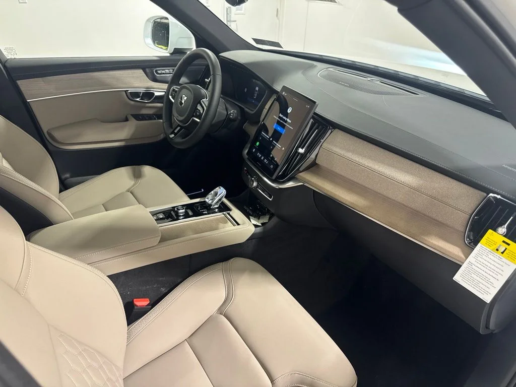 New 2026 Crystal White Pearl Volvo B6 Plus 7-Seater image 28