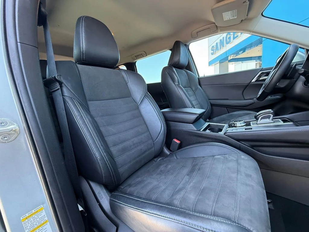 Used 2023 Silver Mitsubishi SE image 16