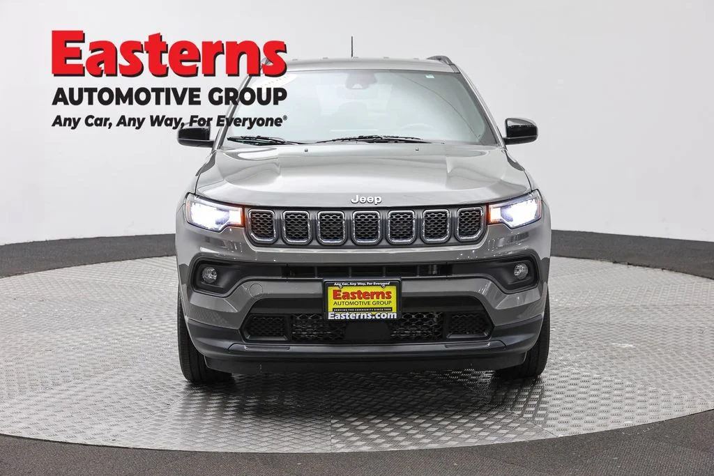 Used 2023 Gray Jeep Latitude Lux image 2