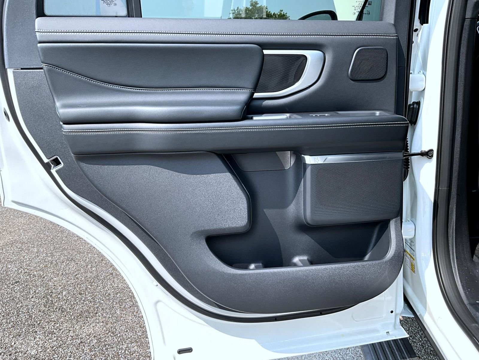 New 2027 Star White Metallic Tri-Coat Ford Platinum image 27