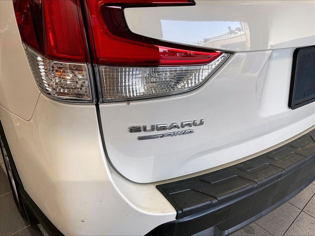 Used 2023 White Subaru Base image 27