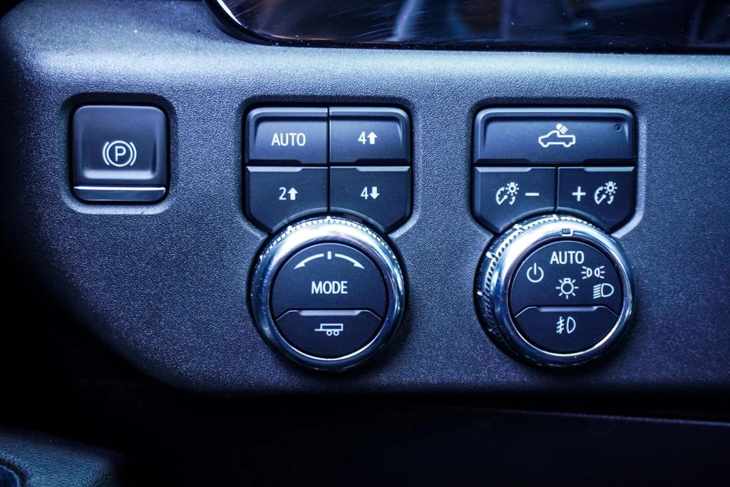 Used 2023 Silver GMC Elevation image 22