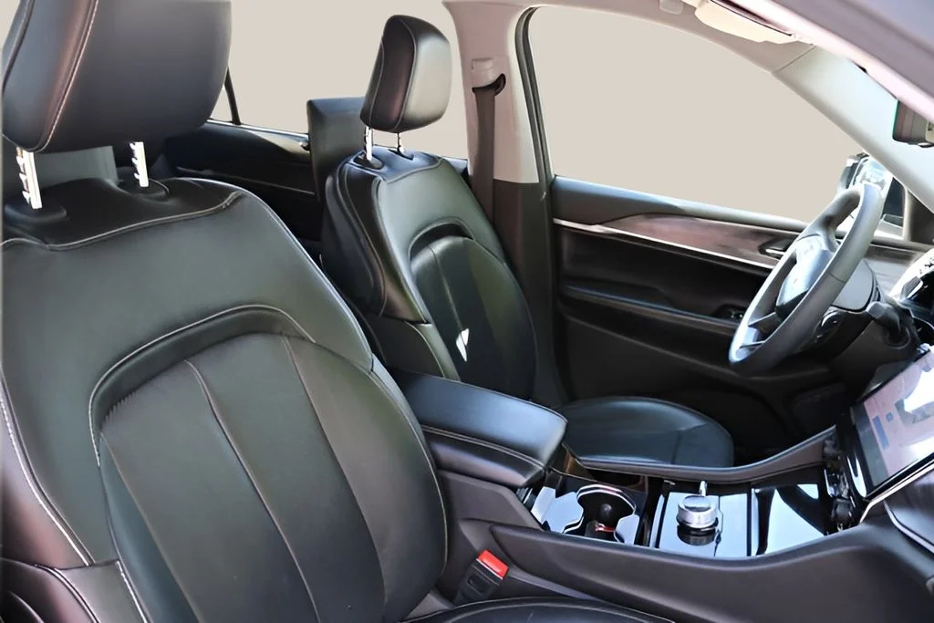 Used 2023 Silver Jeep Limited image 23