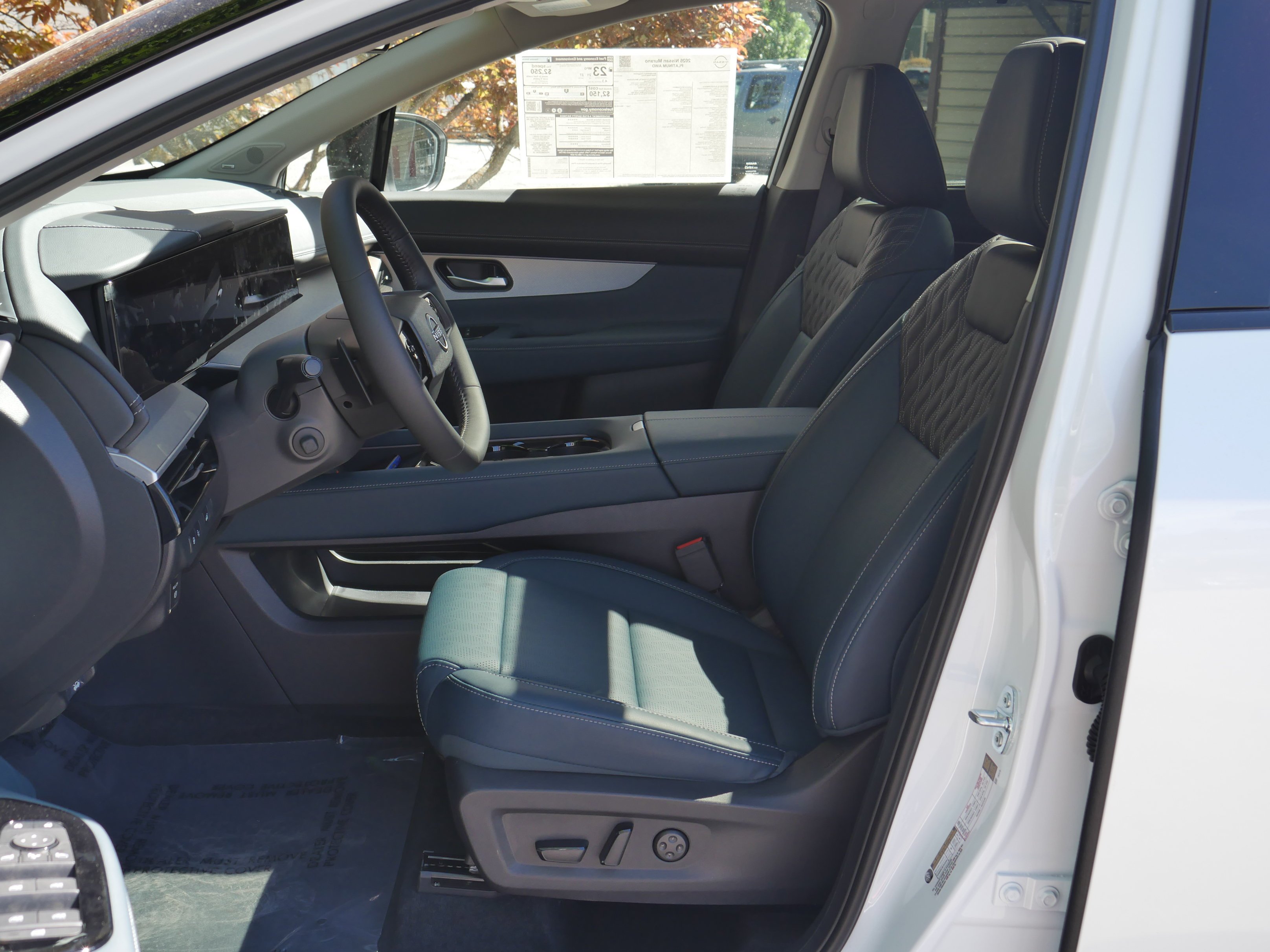 New 2026 Everest White Pearl TriCoat / Super Black Two-tone Nissan Platinum image 3