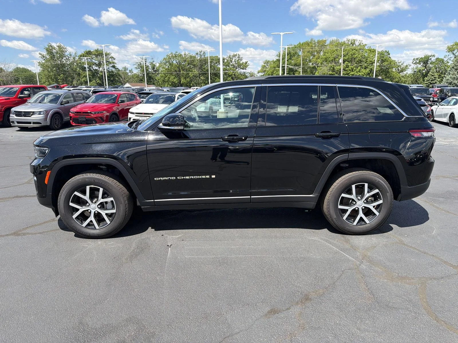 Used 2024 Diamond Black Crystal Pearlcoat Jeep Limited image 4