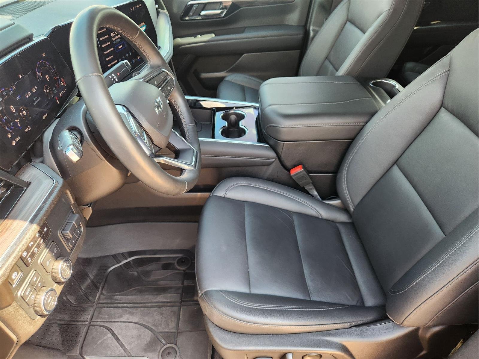 2025 Chevrolet Suburban photo 13 of 35