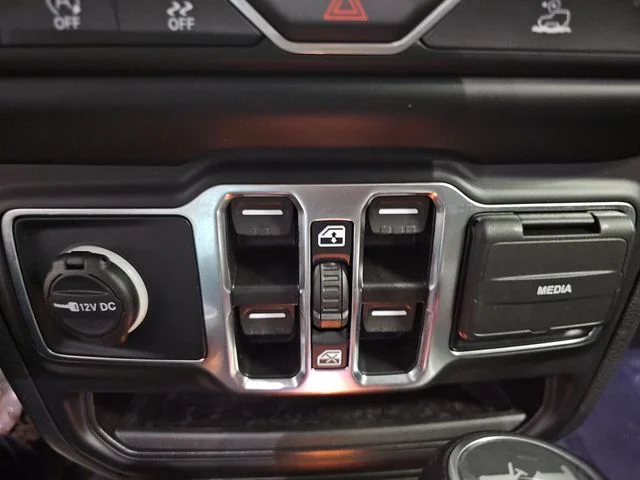 Used 2023 Red Jeep Sport S image 27