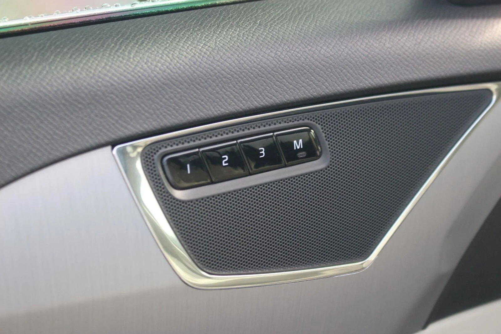 Used 2021  Volvo Momentum image 13