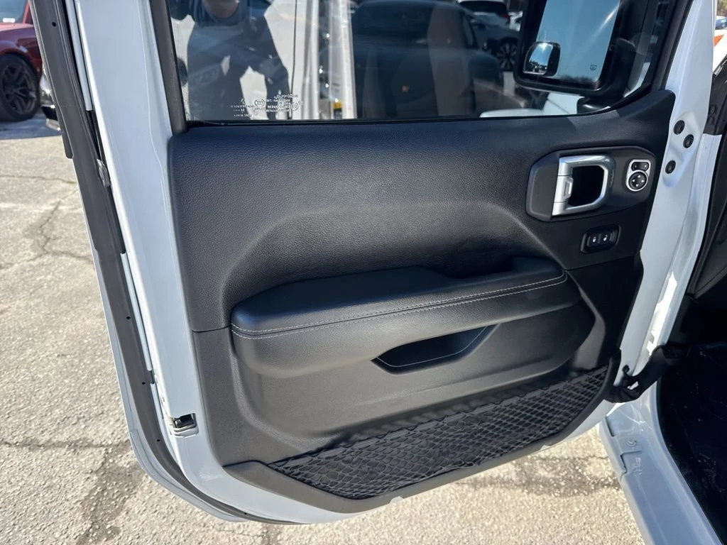 Used 2021 White Jeep Unlimited Sahara image 19