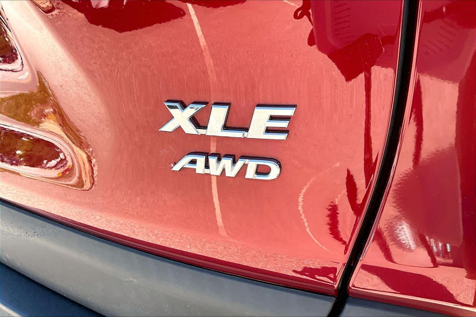 Used 2020 Ruby Flare Pearl Toyota XLE image 10