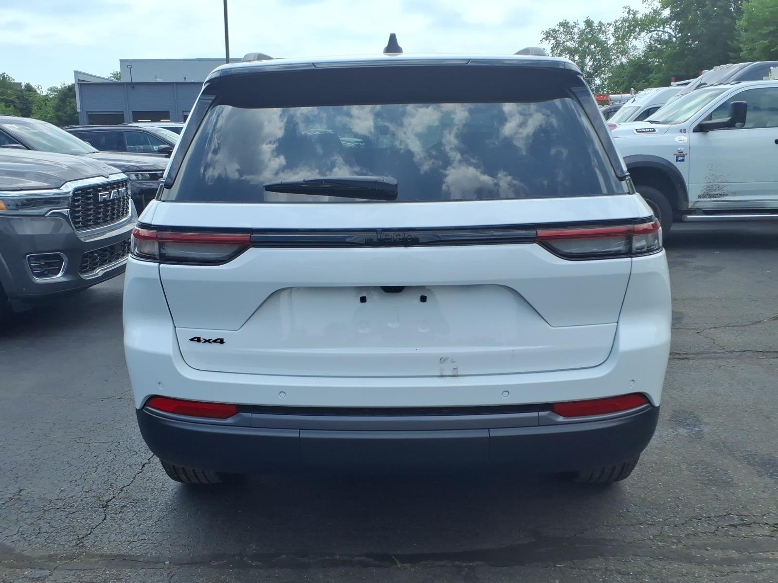 New 2026 Bright White Clear-Coat Exterior Paint Jeep Altitude image 5