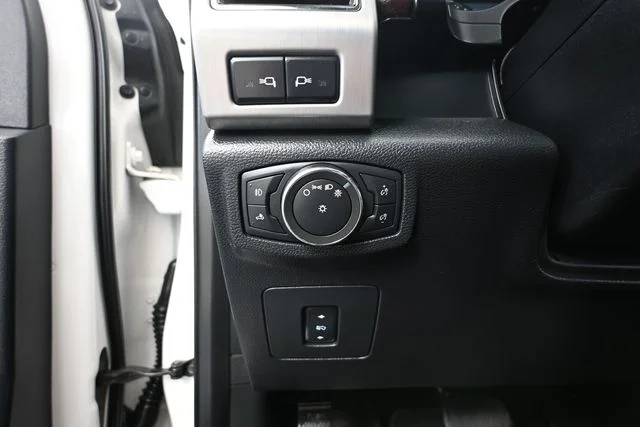 Used 2017 White Ford Platinum image 29