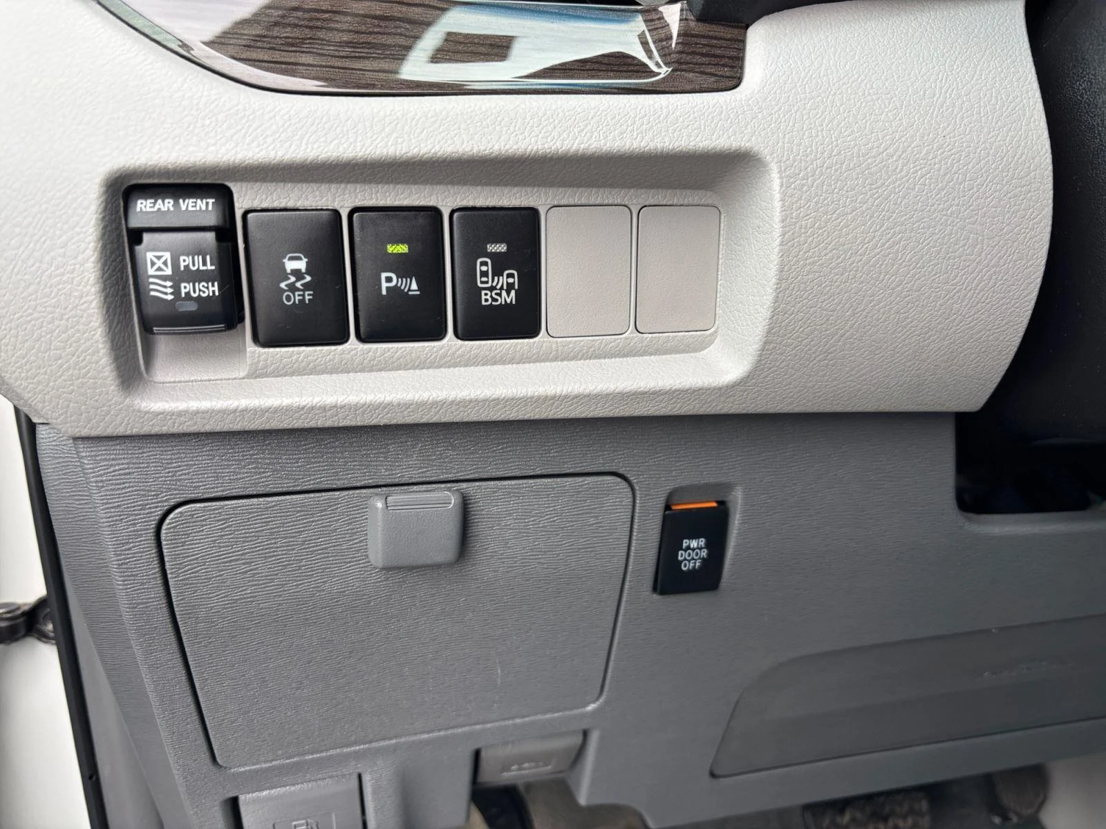 Used 2016 Blizzard Pearl Toyota XLE Premium 8-Passenger image 30