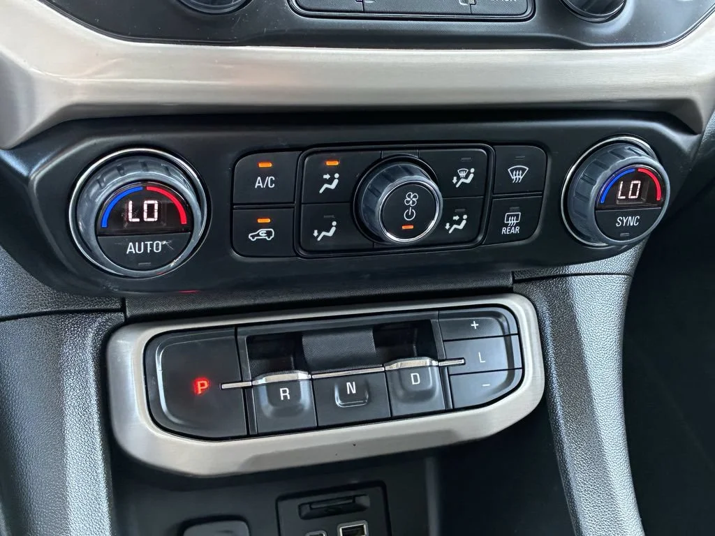 Used 2023 WHITE FROST TRICOAT GMC Denali image 27