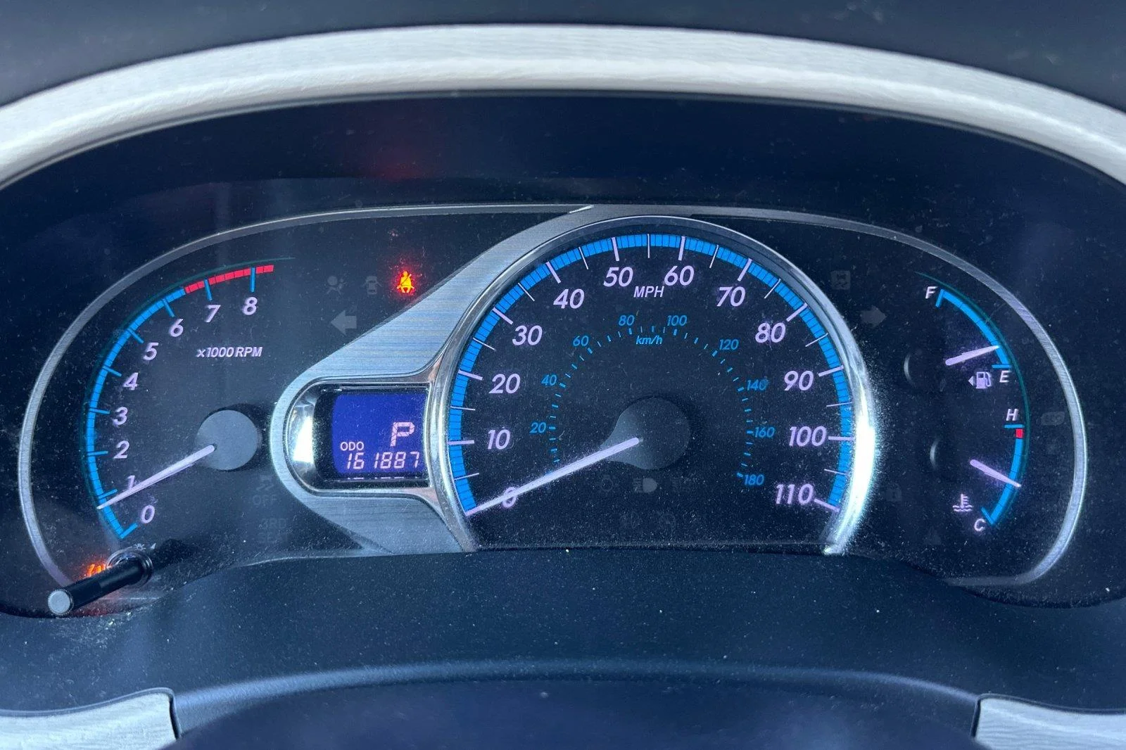 Used 2014 Super White Toyota XLE 8-Passenger image 24