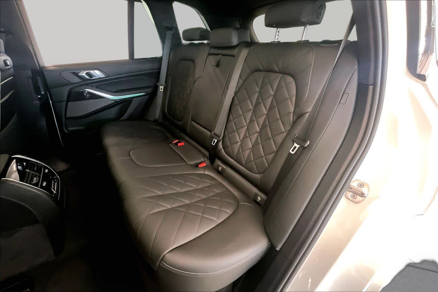Used 2025 Mineral White Metallic BMW sDrive40i image 18