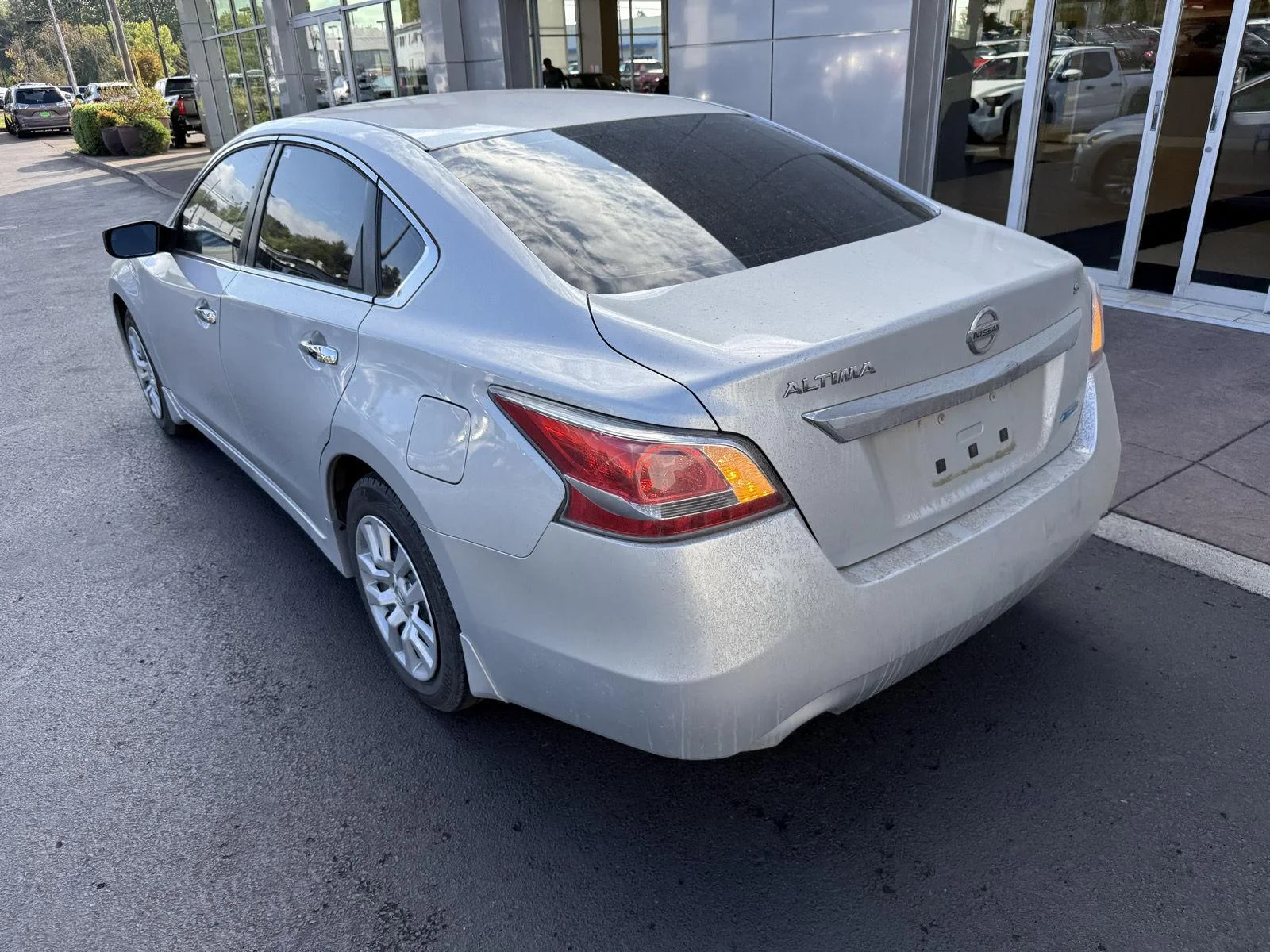 Used 2014 Brilliant Silver Metallic Nissan 2.5 S image 3