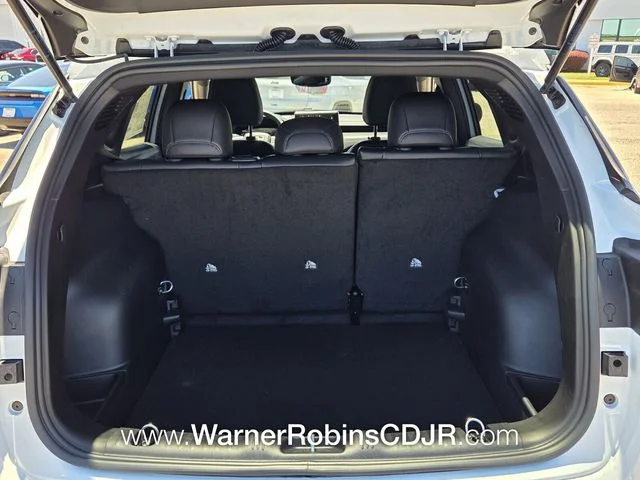New 2026 Bright White Clear-Coat Exterior Paint Jeep Latitude image 12