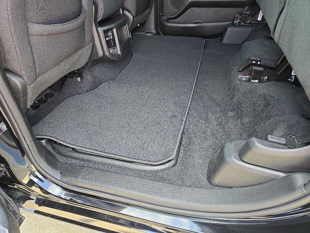 New 2026 Diamond Black Crystal Pearl-Coat Exterior Paint RAM Tradesman image 95