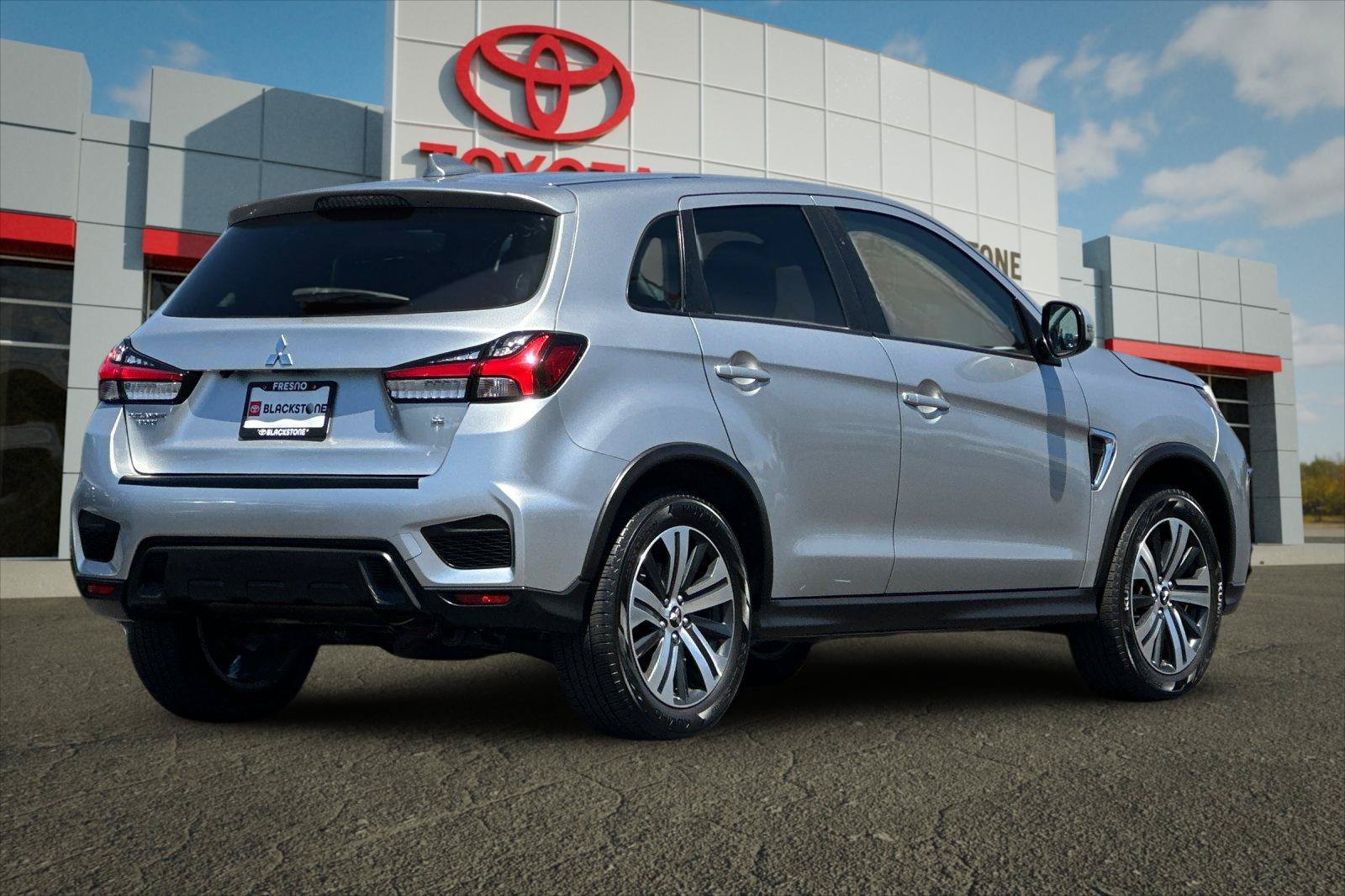 Used 2021 Alloy Silver Metallic Mitsubishi SE image 3