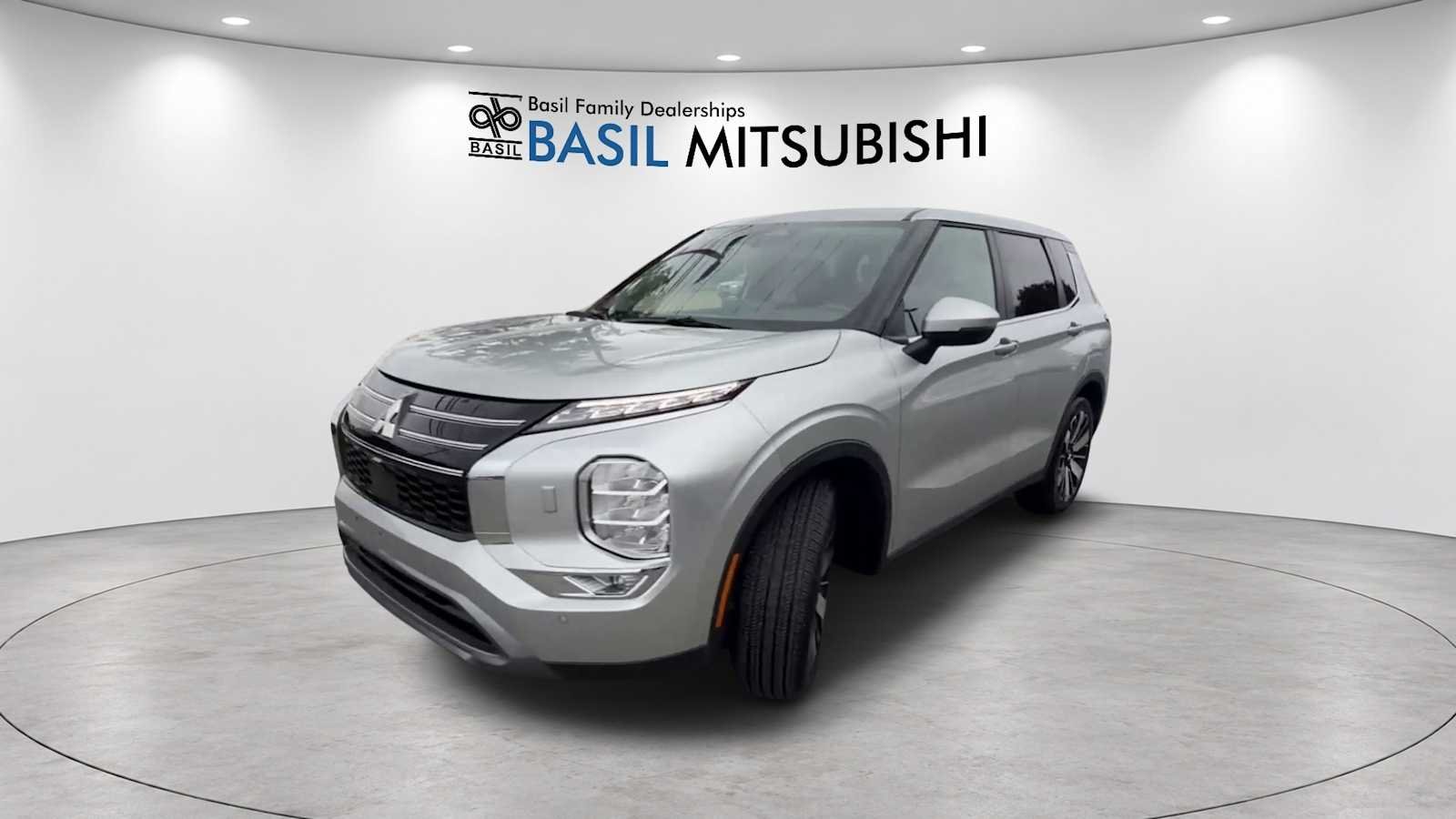 Used 2025 Alloy Silver Metallic Mitsubishi SE image 3