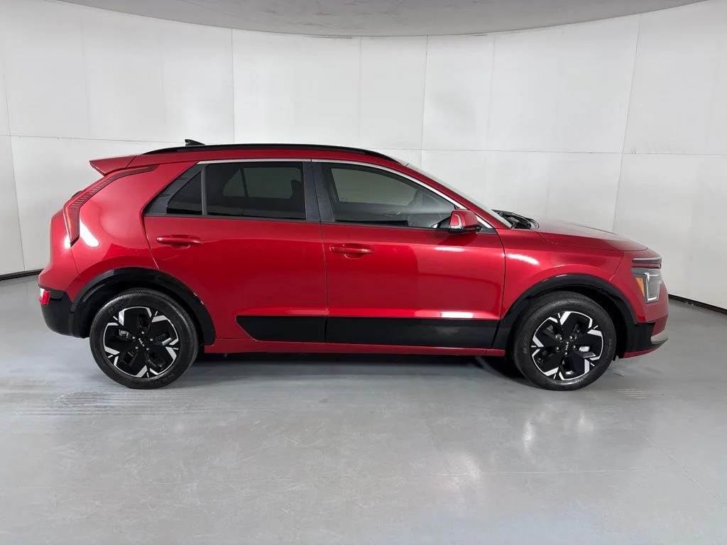 Used 2023 Red Kia Wind image 9