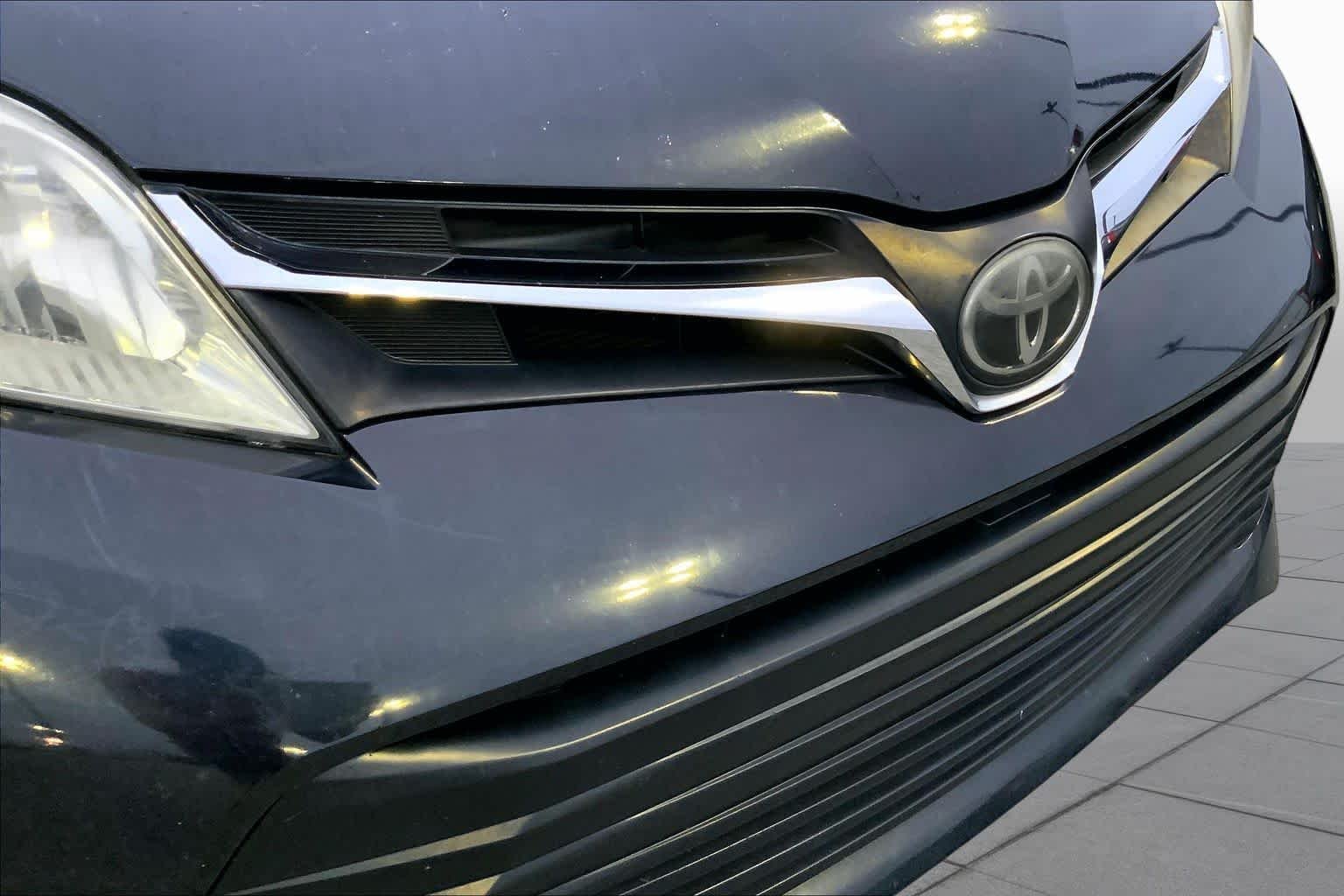 Used 2018 Midnight Black Metallic Toyota LE Auto Access Seat image 27
