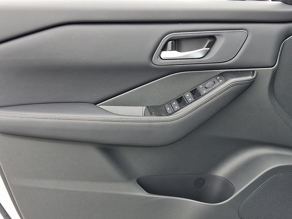 New 2026 Everest White Pearl TriCoat Nissan SV image 8