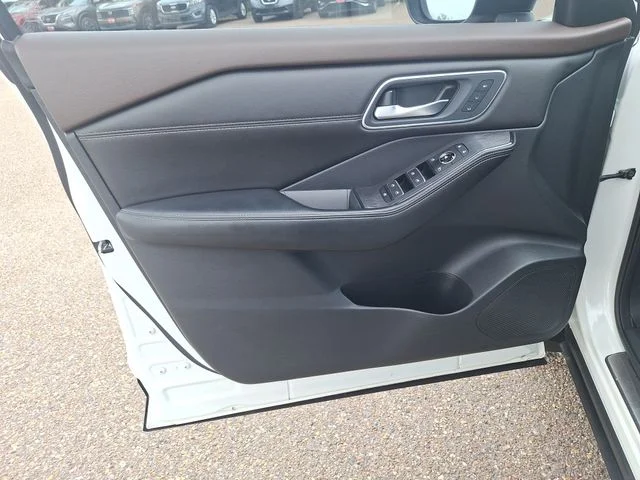 Used 2023 White Nissan Platinum image 10