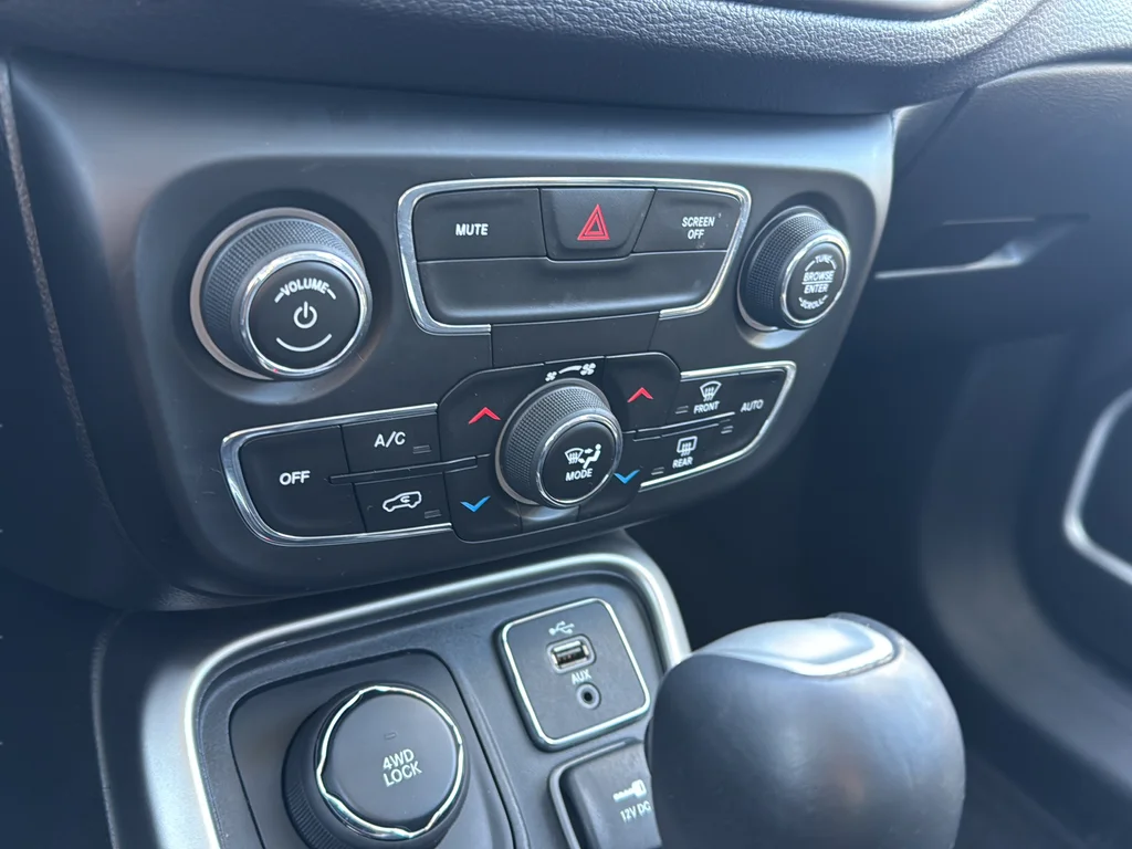 Used 2018 Granite Crystal Metallic Clearcoat Jeep Latitude image 26