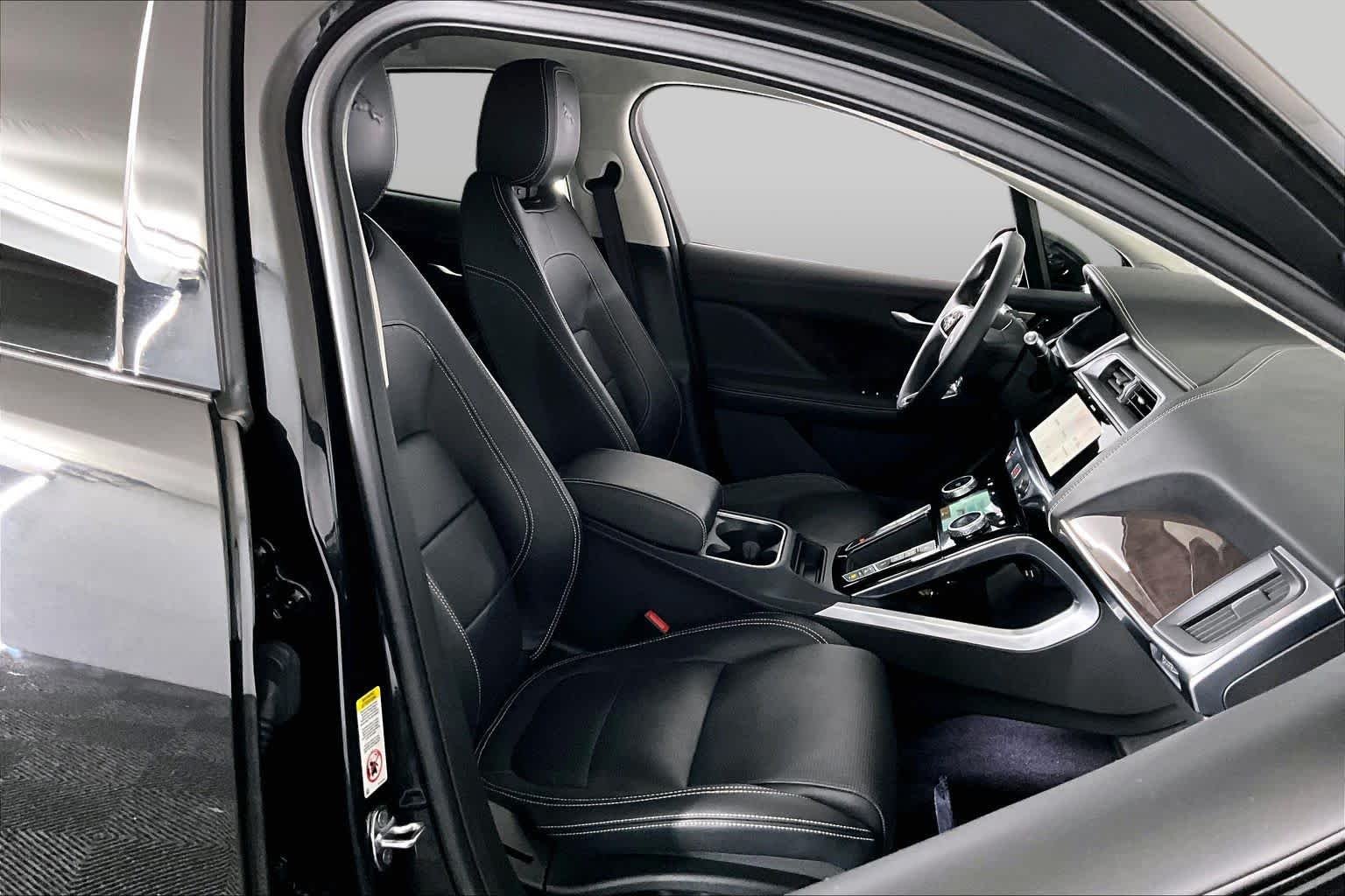 Used 2022 Santorini Black Metallic Jaguar HSE image 7