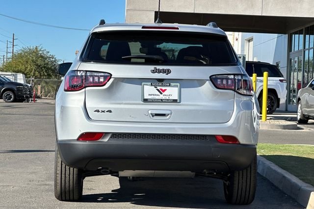 New 2026 Silver Zynith Metallic Clearcoat Jeep Latitude image 8