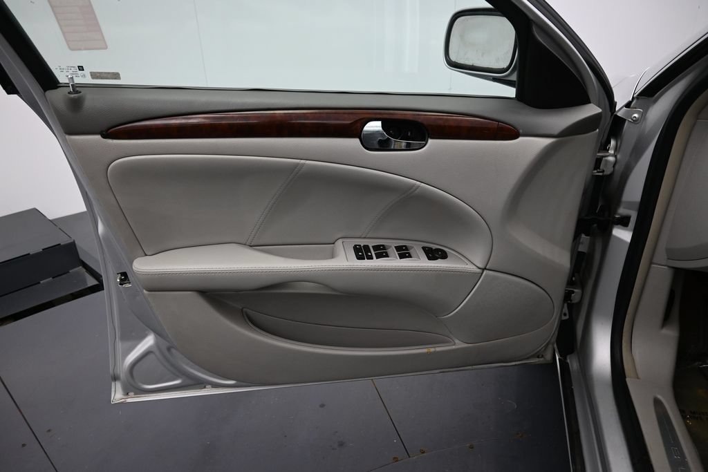 Used 2009 Quicksilver Metallic Buick CX image 9