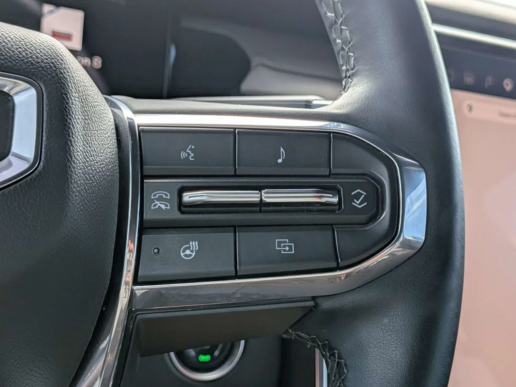 Used 2024 White GMC Elevation image 28