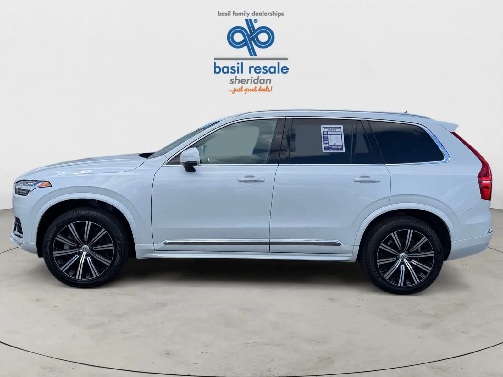 Used 2025 Crystal White Metallic Volvo Core image 3